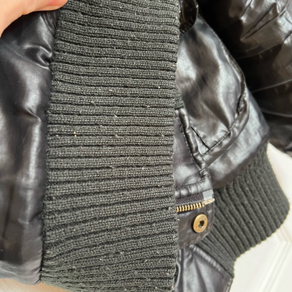 [SOLD] Faux fur trimmed shiny black bomber jacket - Picture 3 of 4